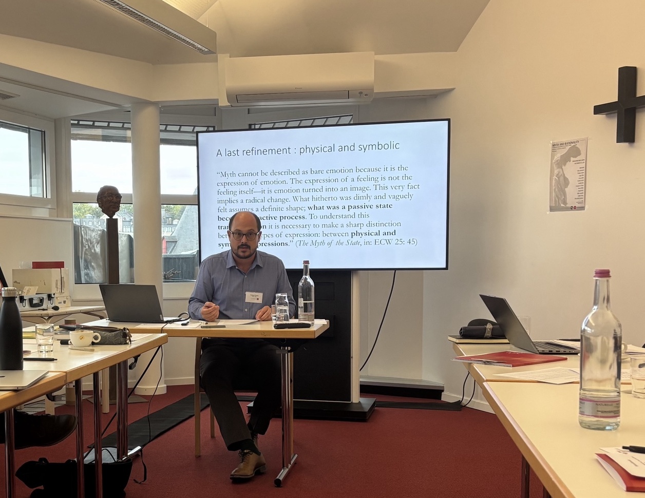 Tobias Endres bei einem Vortrag auf der internationalen Tagung Myth and Rationality